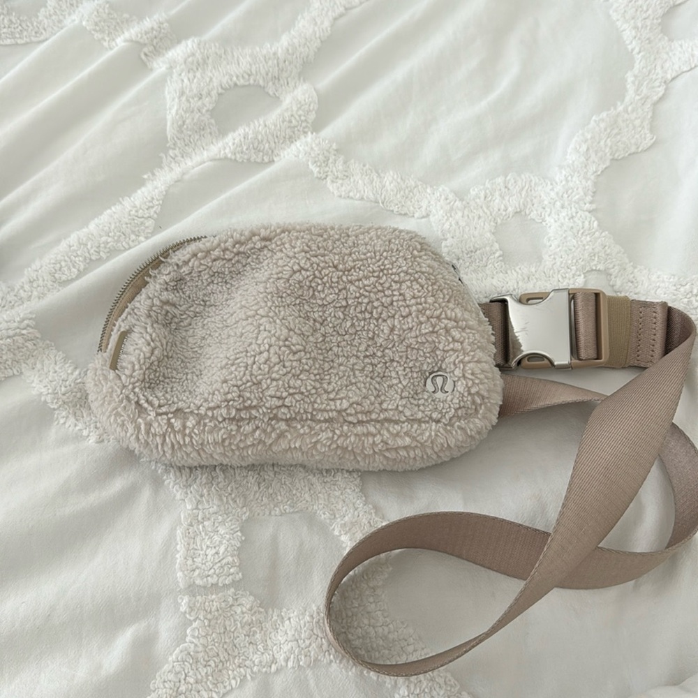 Lululemon Sherpa Fanny pack